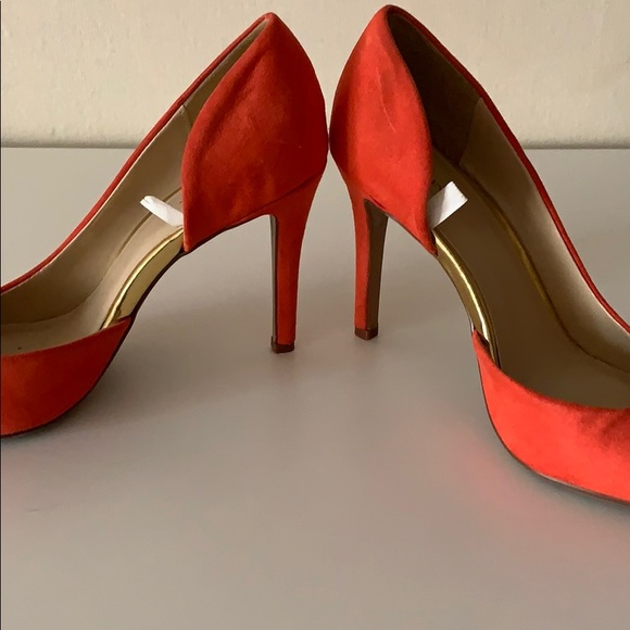 Orange pumps with gold accent! - Picture 4 of 4